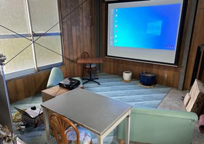 工房で配信のリハーサルをしている小さな写真